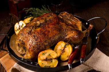 Kekik ve Apple ile kavrulmuş duck