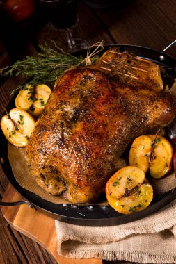 Kekik ve Apple ile kavrulmuş duck