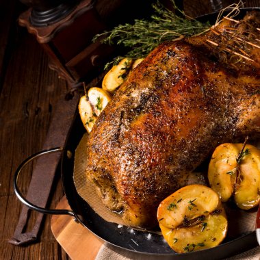 Kekik ve Apple ile kavrulmuş duck