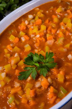 domates soslu sebzeli balık