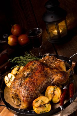 Kekik ve Apple ile kavrulmuş duck