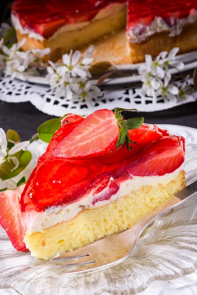 Gâteau aux fraises et à la crème — Photo