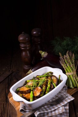  Patlıcan yeşil kuşkonmaz ile