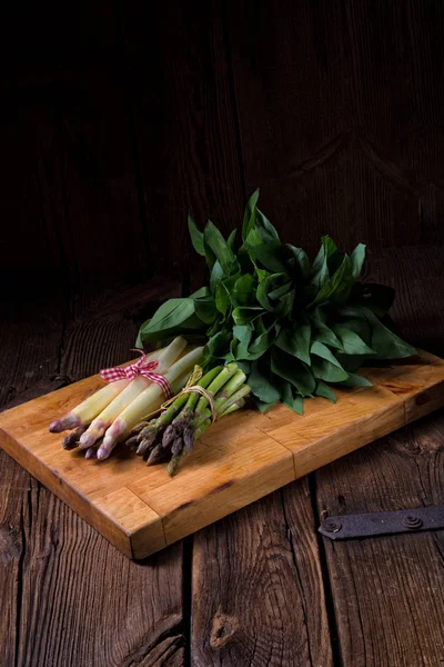 Bundel asparagus di papan — Stok Foto