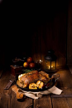 Kekik ve Apple ile kavrulmuş duck