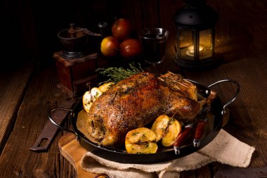 Kekik ve Apple ile kavrulmuş duck