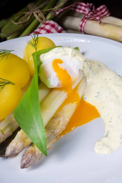 Asperges à l'ail sauvage et oeuf de caca — Photo