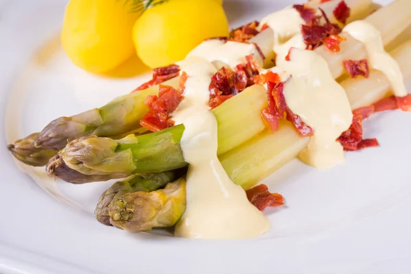 Gebratener Spargel mit Schinken — Stockfoto