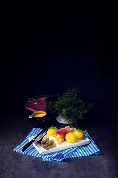 Asparagus with potatoes and parma ham — Stock Photo, Image