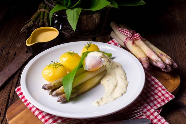 Asparagi con aglio selvatico e uova versate — Foto Stock