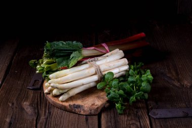 Beyaz kuşkonmaz ve ravent