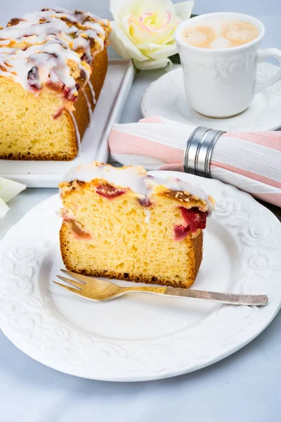 Erdbeer-Rhabarberkuchen — Stockfoto