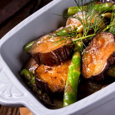 Kuşkonmaz ile fırında patlıcan