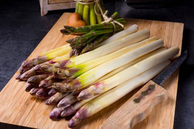 doğrama kurulu üzerinde taze kuşkonmaz