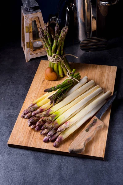 Fresh asparagus on chopping board — Stock Photo, Image