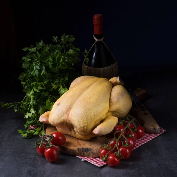 Frischer Capon mit Tomaten und Kräutern — Stockfoto