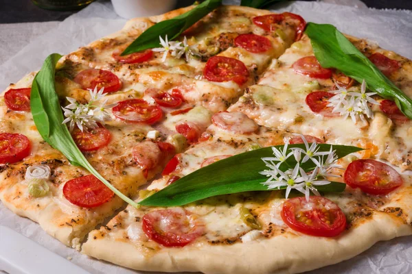 Vegetarische Pizza mit Knoblauch — Stockfoto