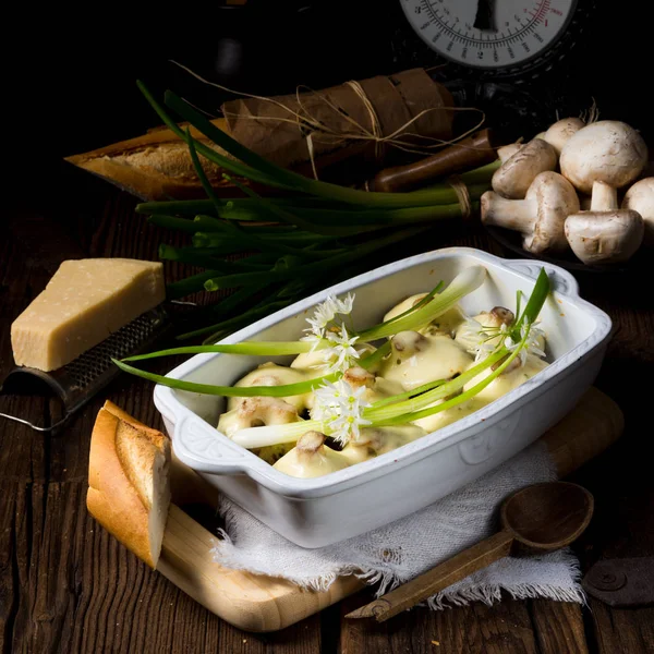 Baked champignons in bowl — Zdjęcie stockowe