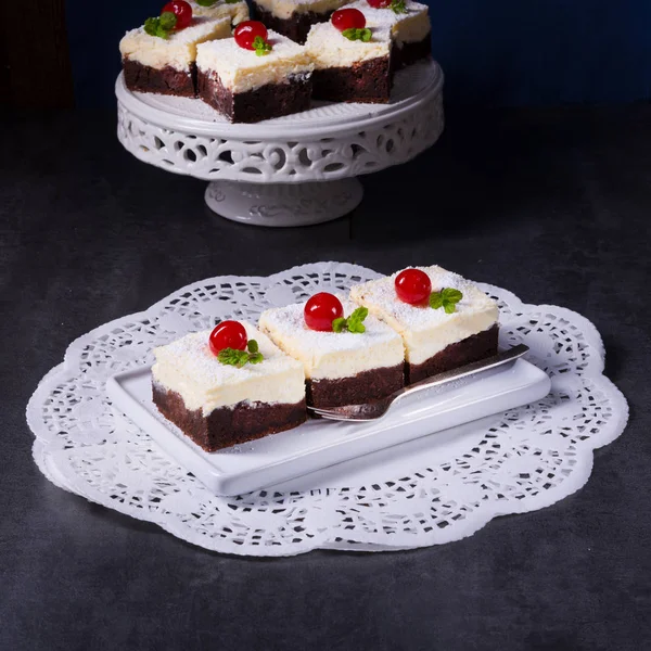 Chocolate cream cakes — Stock Photo, Image
