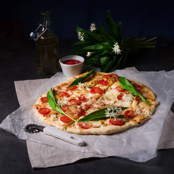 Vegetarisk pizza med vitlök — Stockfoto