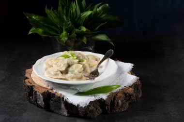 yabani sarımsak doldurma ile Pierogi