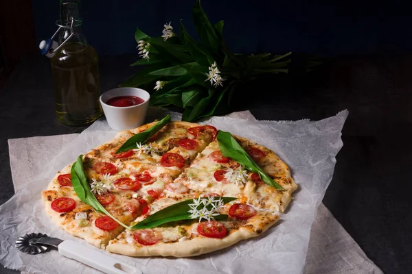 Вегетарианская дикая чесночная пицца — стоковое фото