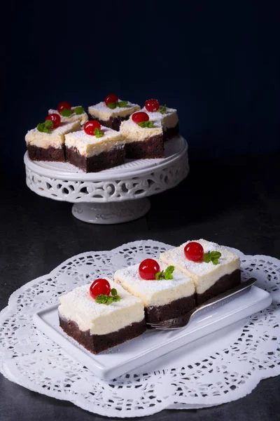 Chocolate cream cake with cherries — Stock Photo, Image