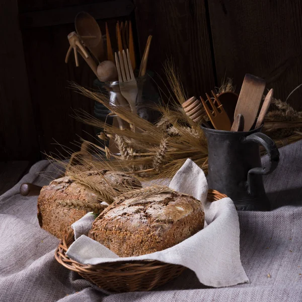 Vers brood op tafel — Stockfoto