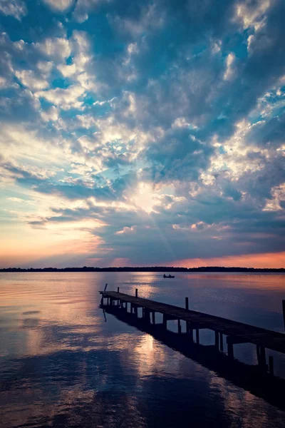 Coucher de soleil coloré au lac — Photo
