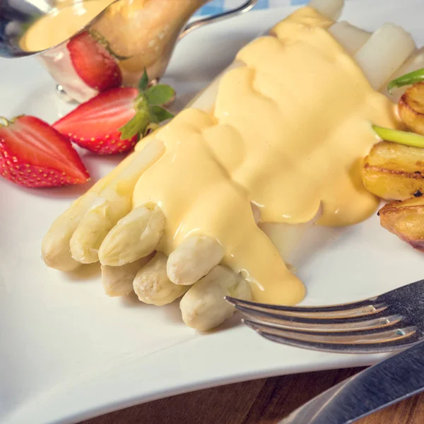 Hollandaise sosu ve fırında patates — Stok fotoğraf