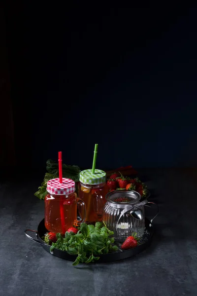 Lekkere frisse rabarber-aardbei-limonade — Stockfoto