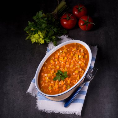 domates soslu sebzeli balık