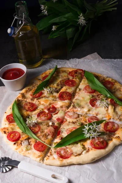 Pizza vegetariana de ajo salvaje — Foto de Stock