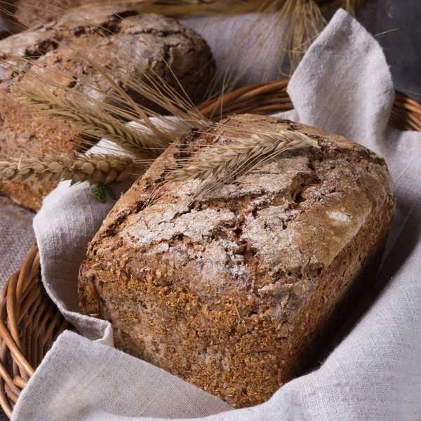 新鲜全麦面包färskt fullkornsbröd — Stockfoto