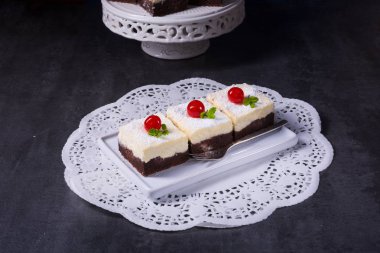 Çikolata kremalı kek kiraz ile