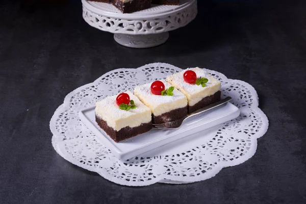 Chocolate cream cake with cherries — Stock Photo, Image