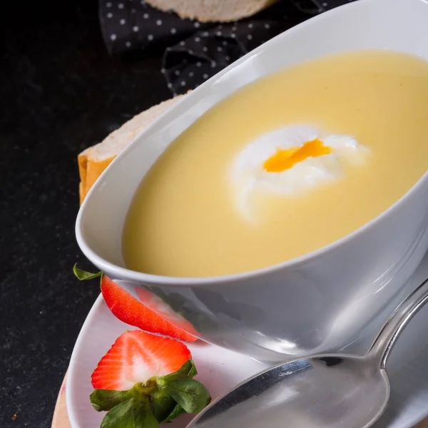 Sopa de crema de espárragos con huevo — Foto de Stock