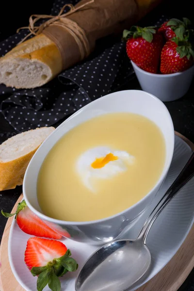 Sopa de crema de espárragos con huevo — Foto de Stock