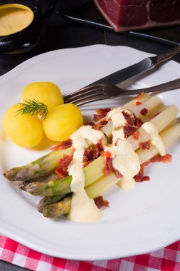Jambon ile kavrulmuş kuşkonmaz