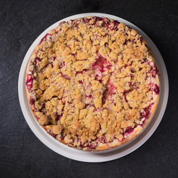 Delicious rhubarb crumble pie — Stock Photo, Image