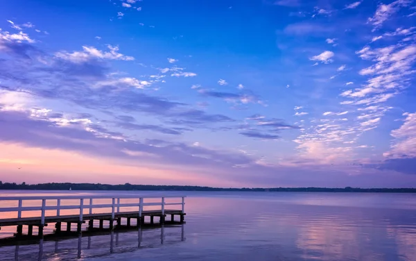 Bellissimo tramonto sul lago — Foto Stock