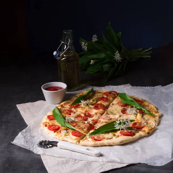 Pizza vegetariana de ajo salvaje — Foto de Stock