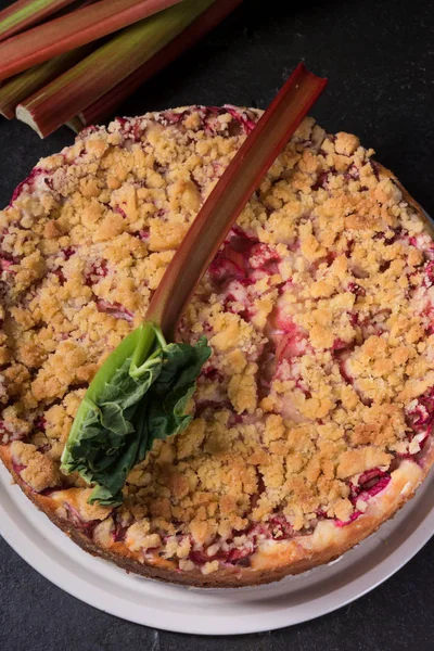 Rhubarb crumble on table — Stock Photo, Image