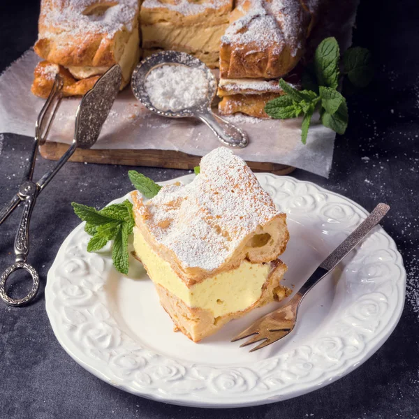 Karpatka est une tarte à la crème polonaise traditionnelle — Photo