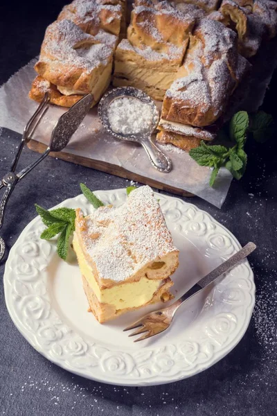 Karpatka est une tarte à la crème polonaise traditionnelle — Photo