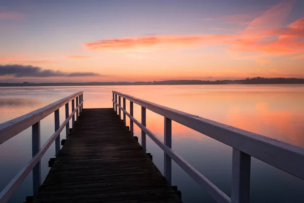 Schöner Sonnenaufgang am See — Stockfoto