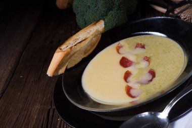 Kuşkonmaz Kremalı brokoli çorbası