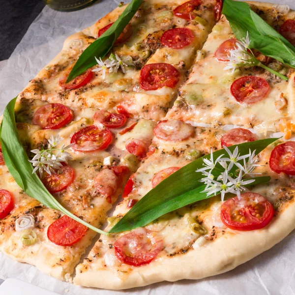 Pizza vegetariana all'aglio selvatico — Foto Stock