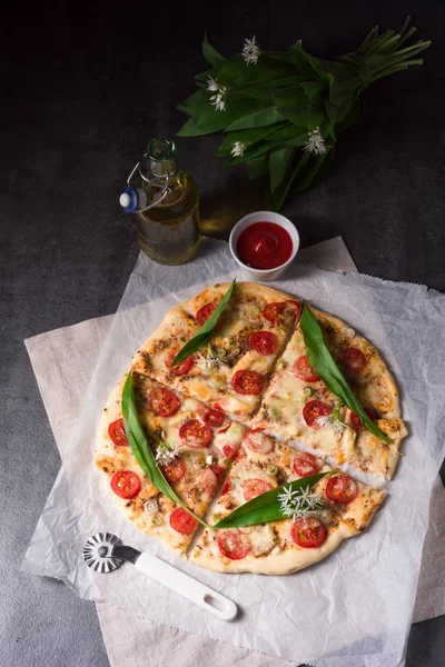 Вегетарианская дикая чесночная пицца — стоковое фото