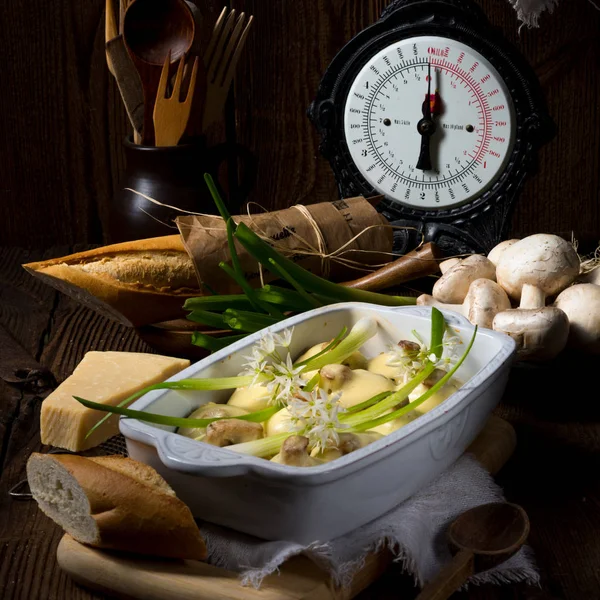 Baked champignons in bowl — 图库照片